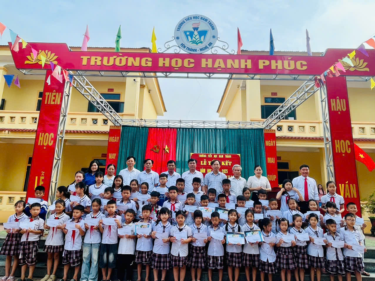 Trao thưởng cho HS đạt giải cấp huyện, cấp tỉnh, cấp quốc gia